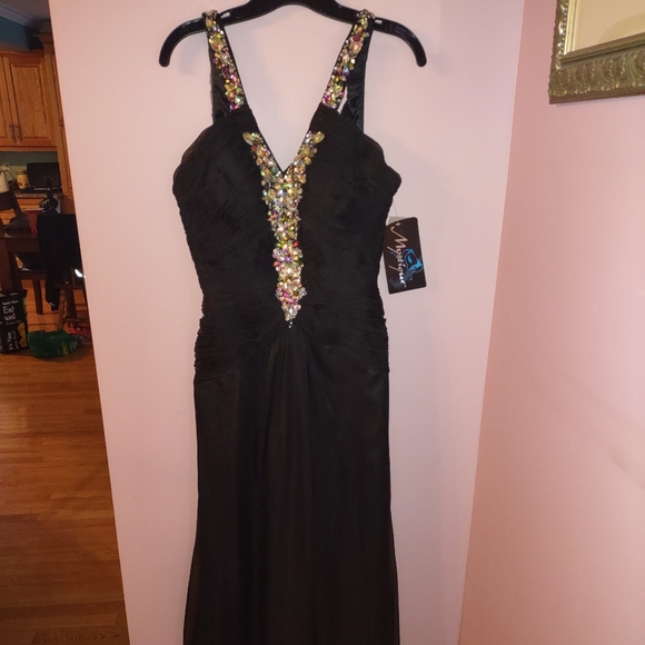 Women's dress - Picture 3 of 3